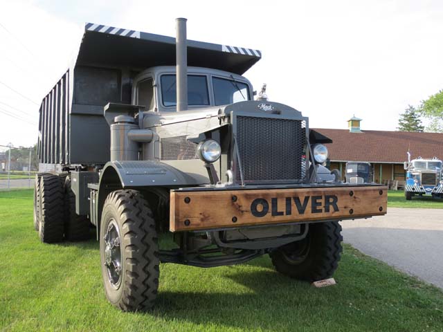 Impresionante dúmper Mack de 1930 para 60 toneladas de peso total en configuración tres ejes 6x4.